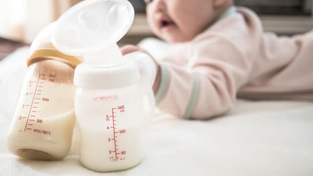 Jak nauczyć dziecko ssać z butelki - skuteczne metody i porady