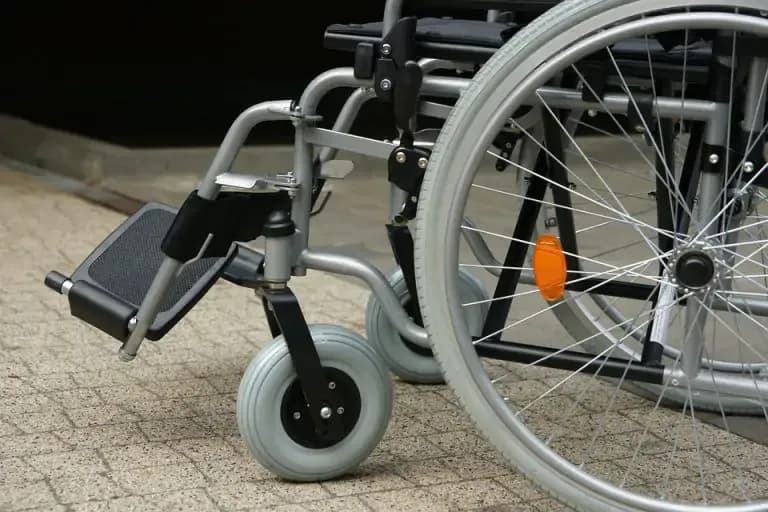 Jak napisać wniosek o przyznanie opiekunki osoby starszej – krok po kroku