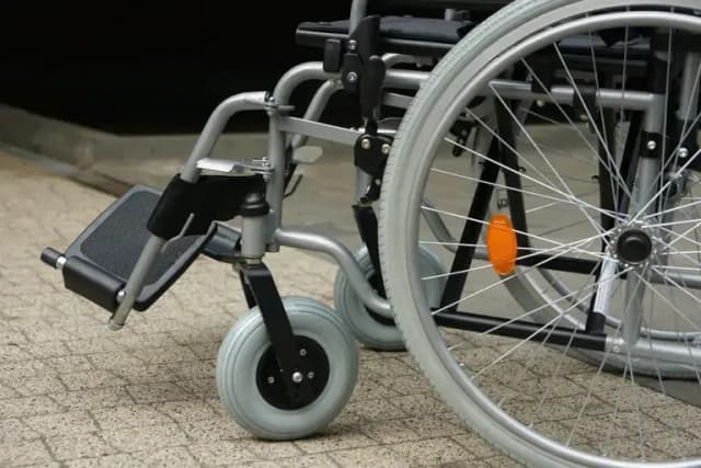 Jak napisać wniosek o przyznanie opiekunki osoby starszej – krok po kroku