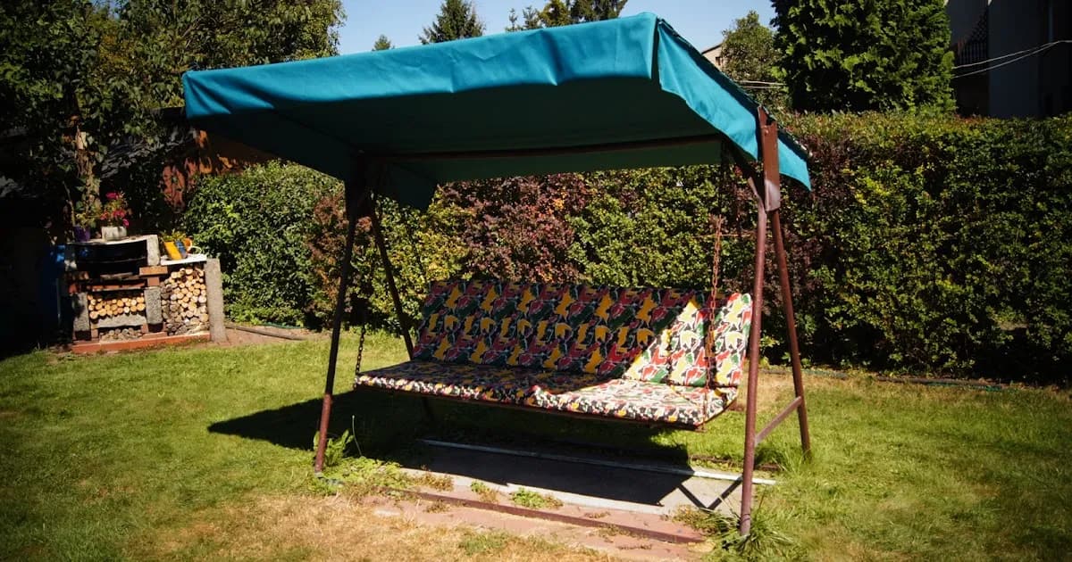 Jak zrobić daszek na huśtawkę ogrodową - łatwe kroki i porady