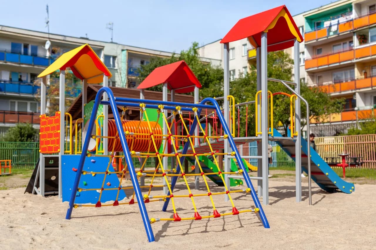 Ile kosztuje plac zabaw? Sprawdź, co wpływa na cenę budowy