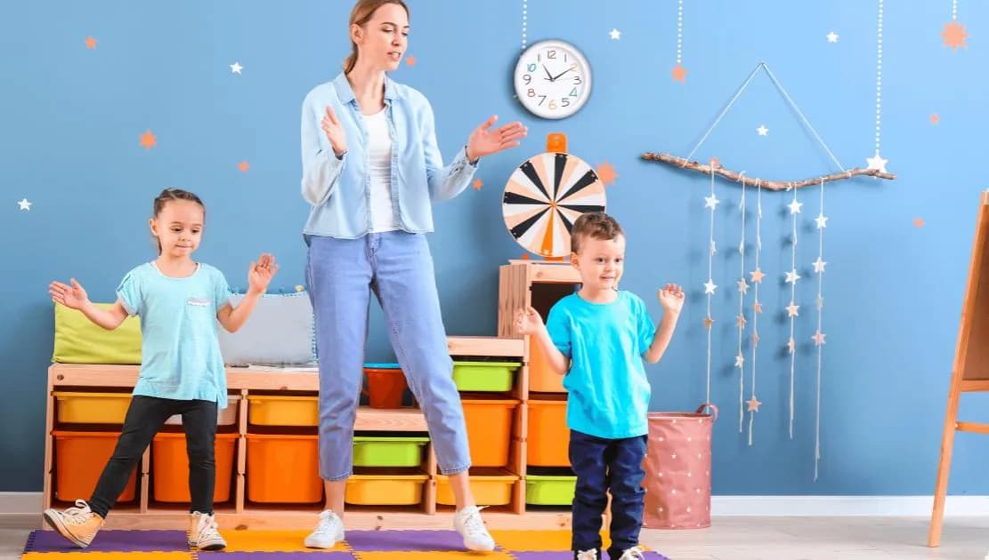 Ile zarabia opiekunka do 3 dzieci? Sprawdź, co wpływa na stawki