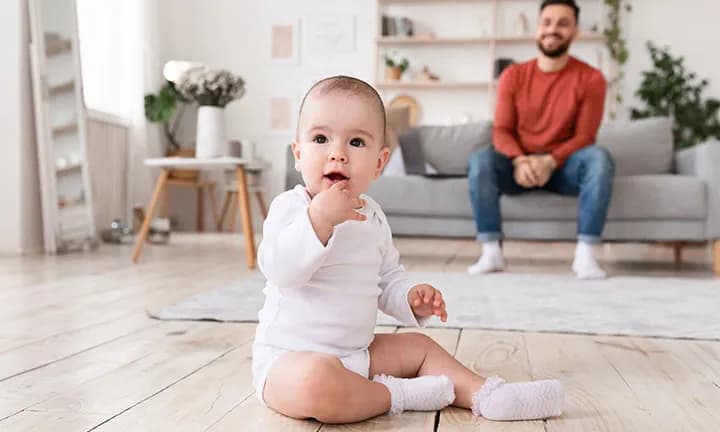 Kiedy dziecko może siedzieć z podparciem? Oznaki gotowości i wiek